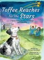 "Toffee Reaches for the Stars", ein Hund mit Halsband im Grünen, Kinder in blauen Anzügen, Gebäude im Hintergrund.