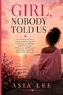 Titel: "GIRL, NOBODY TOLD US". Untertitel über eine persönliche Reise. Frau auf Felsen vor Sonnenuntergang am Meer.