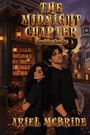 Text: „THE MIDNIGHT CHAPTER, Moon Hollow Chronicles, ARIEL MCBRIDE.“ 

Illustration: Zwei Personen in herbstlicher Straße.
