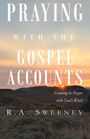 "Praying with the Gospel Accounts" und "Growing in Prayer with God's Word" über einer Landschaft mit Sonnenuntergang.
