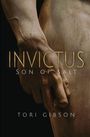 „INVICTUS SON OF SALT“, darunter „TORI GIBSON“. Eine Nahaufnahme einer steinernen Hand und Hüfte einer Statue.