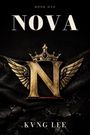 Text: "BOOK ONE", "NOVA", "KVNG LEE". Goldenes "N" mit Flügeln und Krone, auf schwarzem, lederartigem Hintergrund.