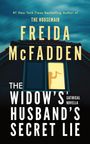 Text: "The Housemaid" - Freida McFadden. "The Widow's Husband's Secret Lie." Silhouette im Fenster vor blauem Himmel.