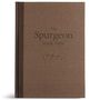 Deckel einer braunen Bibel mit der Aufschrift: "The Spurgeon Study Bible" und Unterschrift darunter.