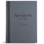 „The Spurgeon Study Bible“ in schwarzen Buchstaben auf einem dunklen Hardcover, darunter eine Unterschrift.