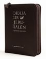 "BIBLIA DE JERUSALÉN QUINTA EDICIÓN" steht in großen Buchstaben auf einem braunen, lederartigen Hardcover mit Reißverschluss.