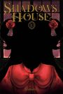 Text: "Shadows House 10, Somato". Illustration: Silhouette einer Person mit rosenbesetztem Haar, rotem Kleid, vor Fenster.