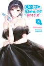 „Chitose Is in the Ramune Bottle 8“ von Hiromu. Eine junge Frau in schwarzem Kleid hält eine Flasche in der Hand.