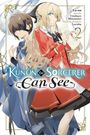 „Kunon the Sorcerer Can See“. Zwei Personen: Eine mit langen blonden Haaren in rotem Outfit, die andere mit verbundenen Augen.