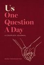"Us One Question A Day: A Couples Journal" in großer Schrift, darunter eine Zeichnung zweier verbundener Hände.