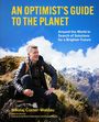 „AN OPTIMIST'S GUIDE TO THE PLANET“. Eine Person sitzt in Outdoor-Kleidung auf einem Felsen vor blauer Himmel und Bergen.