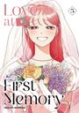 "Love at First Memory" und "5" sind sichtbar. Eine lächelnde Frau in einem Brautkleid hält einen Blumenstrauß.