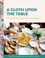 „A CLOTH UPON THE TABLE“, zentrales Motiv: Ein Tisch mit Pasta, Brot und Blumen, umgeben von Menschen, die Speisen teilen.