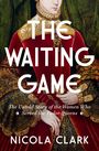 „THE WAITING GAME“ und „NICOLA CLARK“. Historische Figur in rotem Kleid mit reichen Verzierungen.