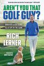„AREN'T YOU THAT GOLF GUY?“ Ein Mann hält einen Golfschläger. Ein Hund sitzt auf dem Rasen.