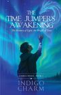 „The Time Jumper's Awakening“, ein Junge mit Tattoos schaut in den leuchtenden blauen Nachthimmel mit Polarlichtern.
