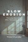 "Slow Erosion: The Long Way Home After Narcissistic Abuse" von Tricia Chandler. Eine Frau steht in einem alten Raum.