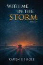 WITH ME IN THE STORM. A Novel. KAREN E INGLE. Ein Auto fährt nachts durch einen Schneesturm Richtung Stadtlichter.