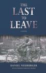 "The Last to Leave", "A Novel", "Daniel Neuberger". Schwarz-weiß-Foto eines Mannes auf einem Motorrad.