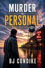 „Murder is Personal: A Jake Powell Mystery.“ Ein Mann im Mantel blickt auf eine nächtliche Straße mit Saloon.