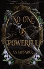 „NO ONE IS POWERFUL“ und „K.S. LAVENDER“. Eine Dolchillustration mit dunkel-mystischen Elementen und violetten Blumen.
