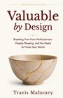 "Valuable by Design" von Travis Mahoney. Eine Schüssel mit goldenen Reparaturen, symbolisch für Stärke und Wert.