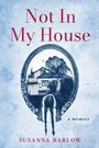 „Not In My House“ und „a memoir“ sind in Rot und Schwarz geschrieben. Eine Illustration zeigt ein Mädchen vor einem Haus.