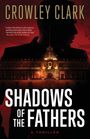 "Shadows of the Fathers: A Thriller" steht groß. Dunkle Silhouette eines Mannes vor beleuchtetem Gebäude.