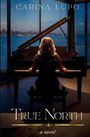 Text: "CARINA LUPO", "TRUE NORTH", "a novel". Eine Frau spielt am Klavier, Blick aufs Wasser bei Abenddämmerung.