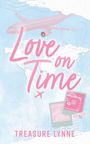 „Love on Time“ und „Treasure Lynne“ in rosa Schrift. Ein rosa Flugzeug, Weltkarte, Polaroids, Sonnenbrille illustriert.