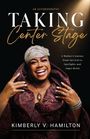 Titel: "Taking Center Stage". Untertitel: "A Mother's Journey From Survival to Spotlights and Super Bowls". 

Porträt einer lächelnden Frau mit kurzem Haar und Schmuck.
