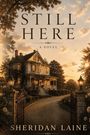 „STILL HERE“, „A NOVEL“, „SHERIDAN LAINE“. Ein großes Haus bei Sonnenuntergang mit Blumen und Laternen flankiert.