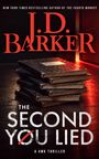 Text: "J.D. Barker, The Second You Lied, A 4MK Thriller." Stapel alter Bücher, rotes Licht im Hintergrund.