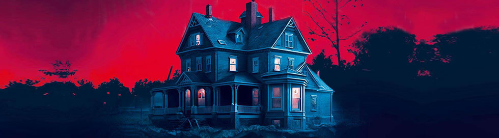Unheimliches Haus vor einem roten Himmel